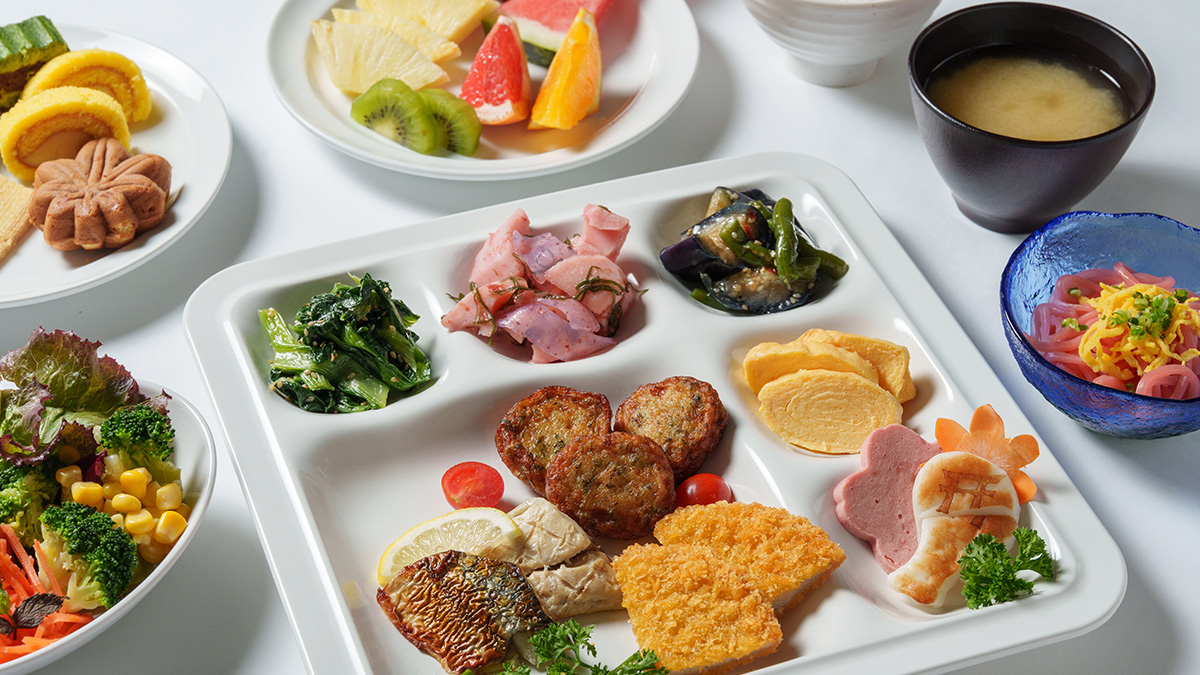 ビュッフェの和食メニューを並べたプレート
