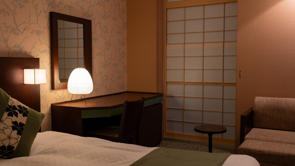 Superior twin room with Japanese lighting and bed