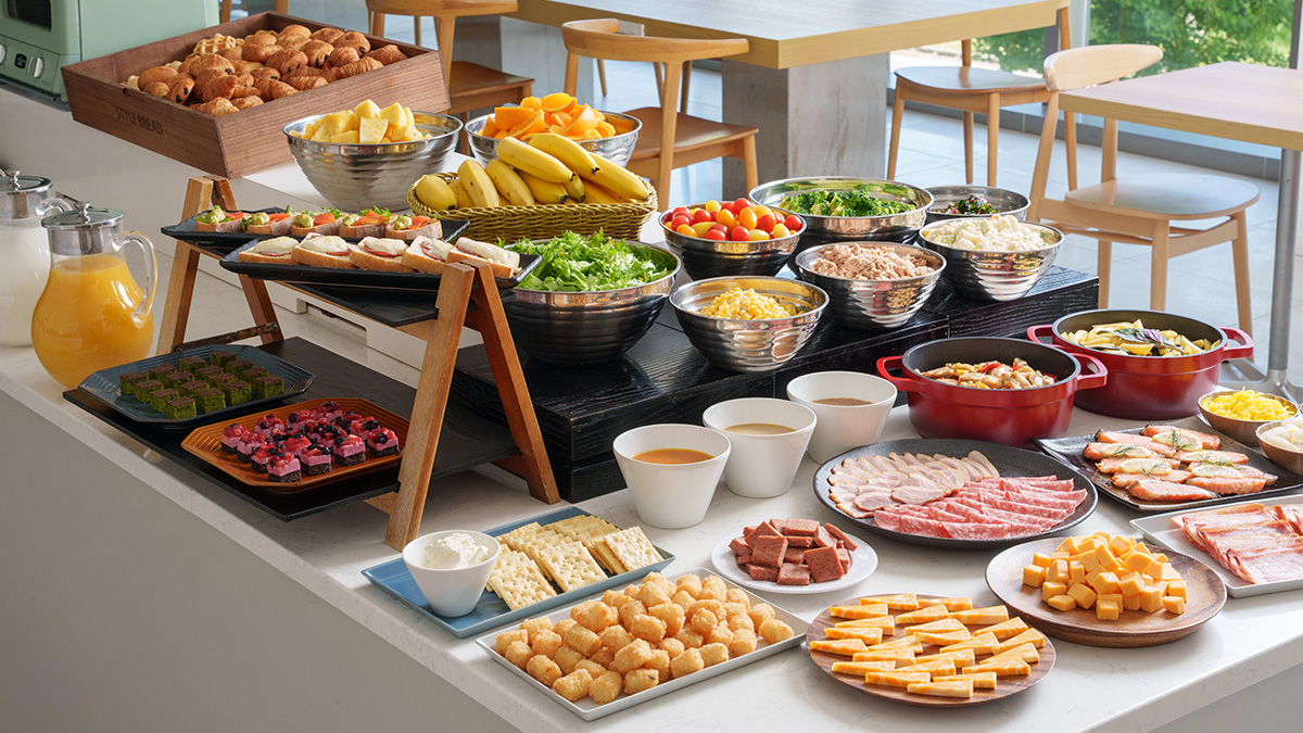 카페 테이블에 늘어선 뷔페 요리 전체.