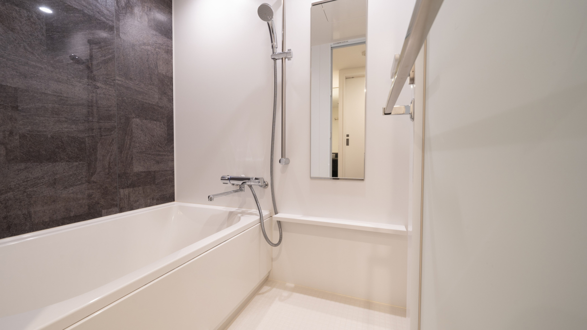 Moderate semi-double en-suite bathroom with washbasin
