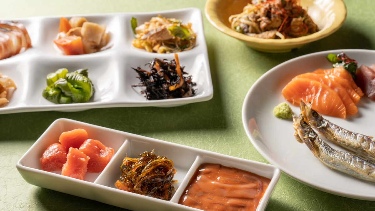 プレートに盛られた和食の副菜をアップで撮った写真