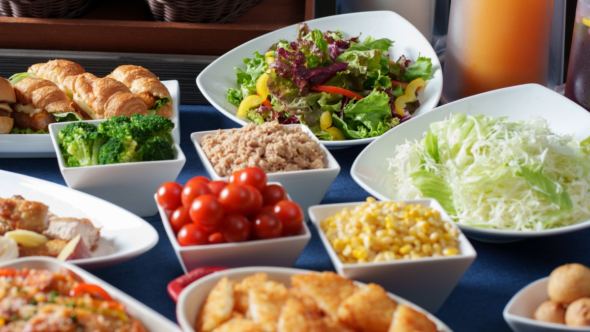 Salad with lettuce, tomatoes, and corn