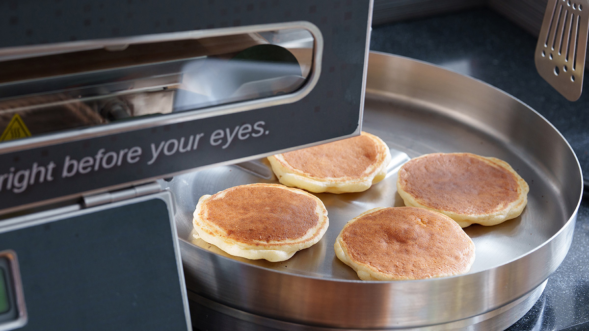 パンケーキマシンと、焼き上がったパンケーキ。