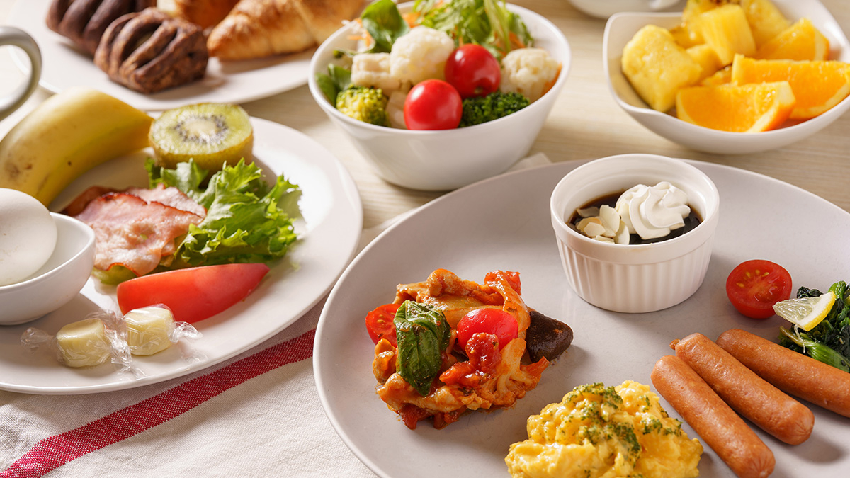 Continental plate with an assortment of Western buffet dishes