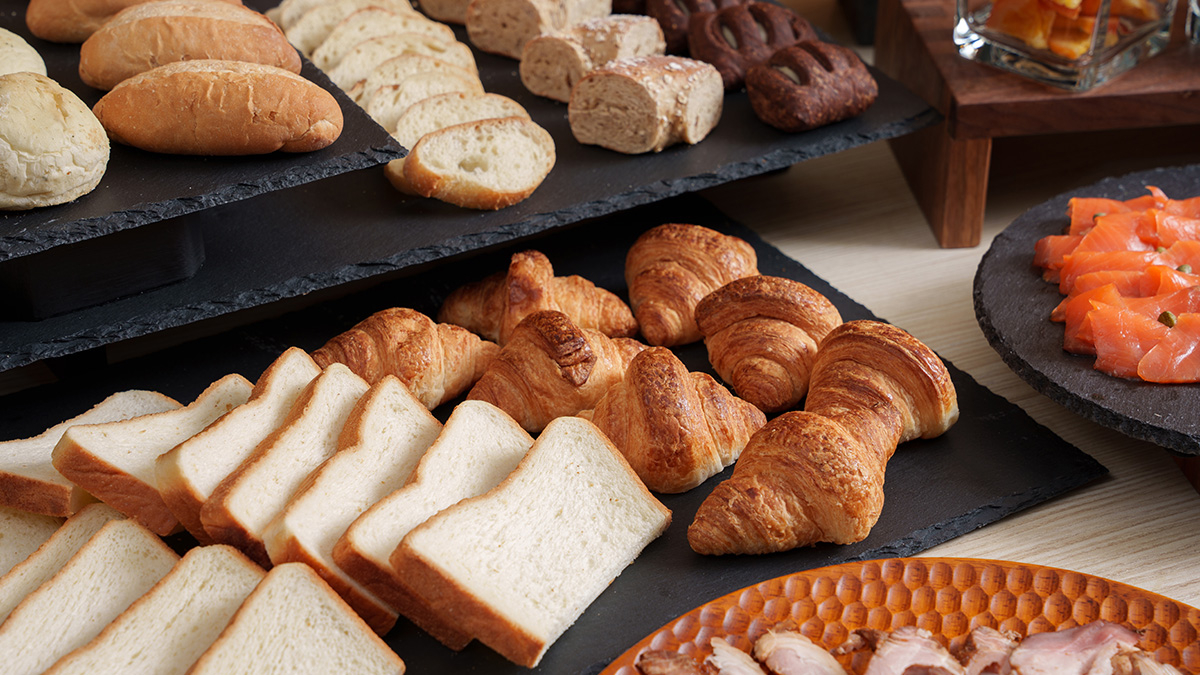 吐司和牛角麵包等麵包陳列的光景