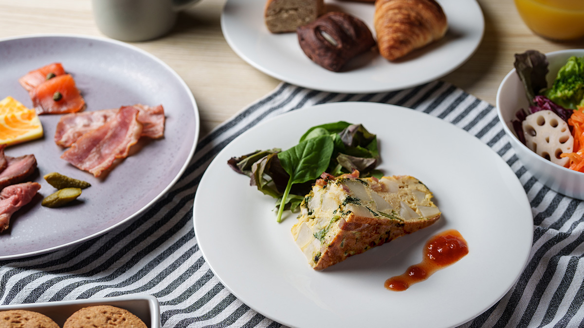 스페인 오믈렛이나 베이컨, 빵 등