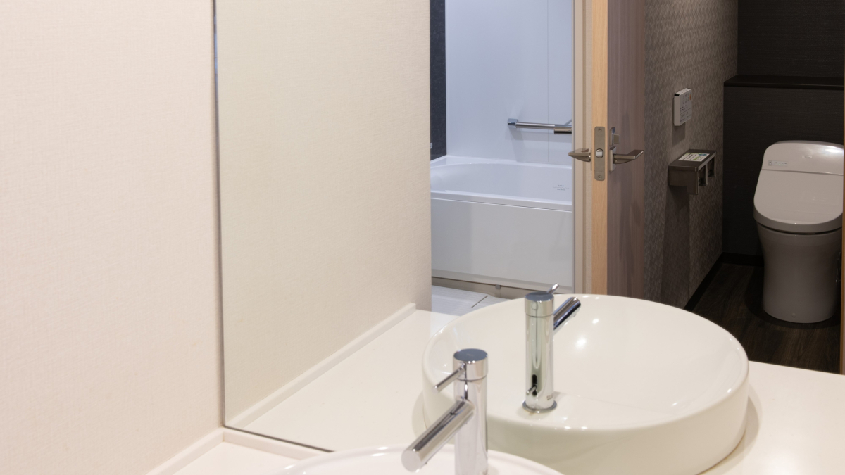 スーペリアツイン角部屋の洗面台鏡に写る三点独立型水回り