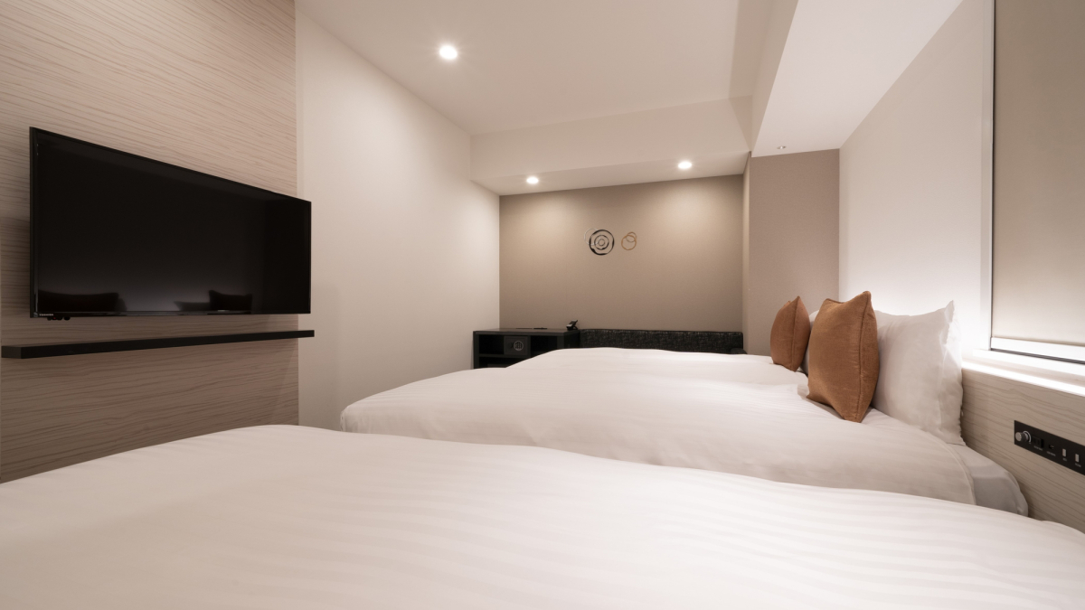 Superior twin room interior view, triple room specification