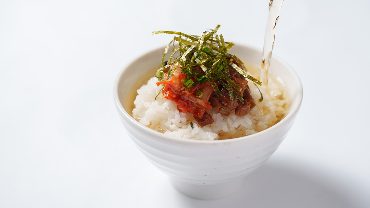 穴子茶漬けにお茶をかける様子
