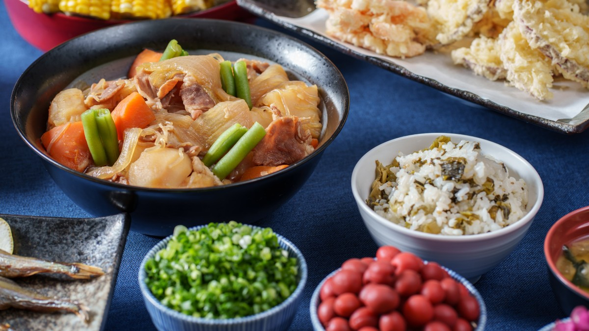 Nikujaga (simmered meat and potatoes) and takana rice (rice mixed with pickled mustard greens)
