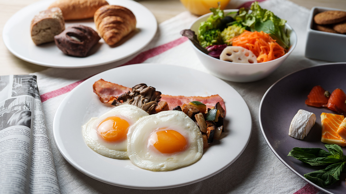 サニーサイド（目玉焼き）やパン、サラダなど。