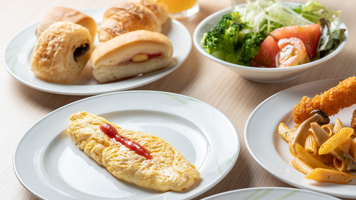 オムレツ、パン、サラダなどのビュッフェメニュー