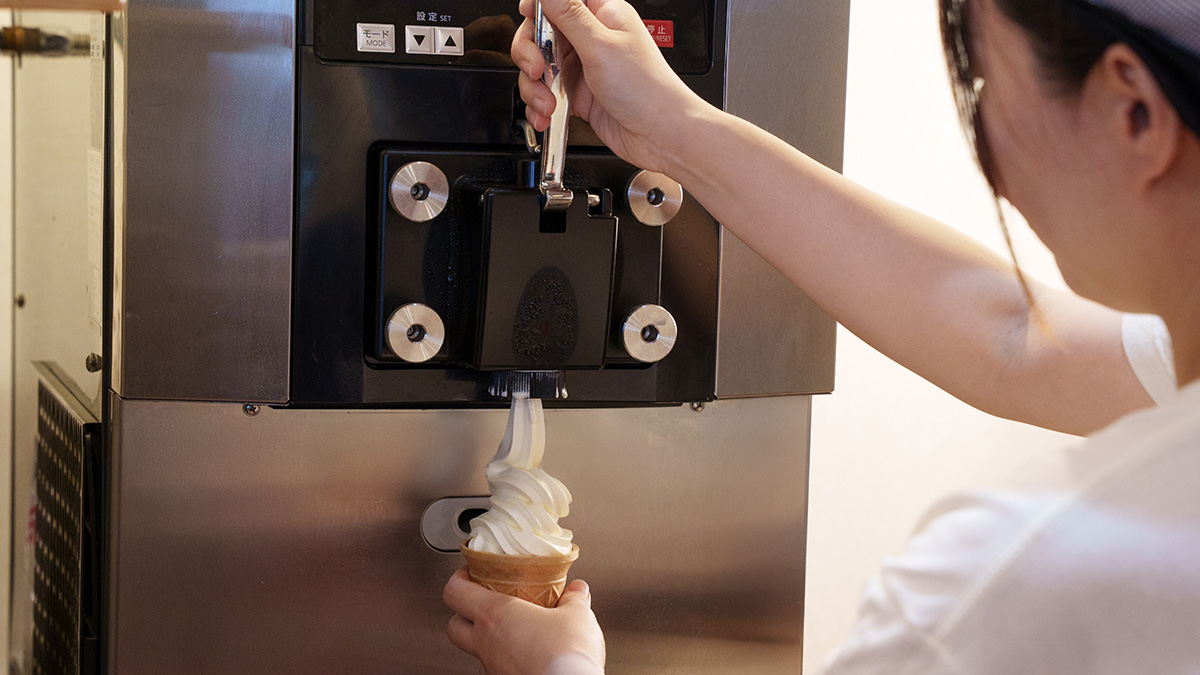 ソフトクリームマシンを使う様子