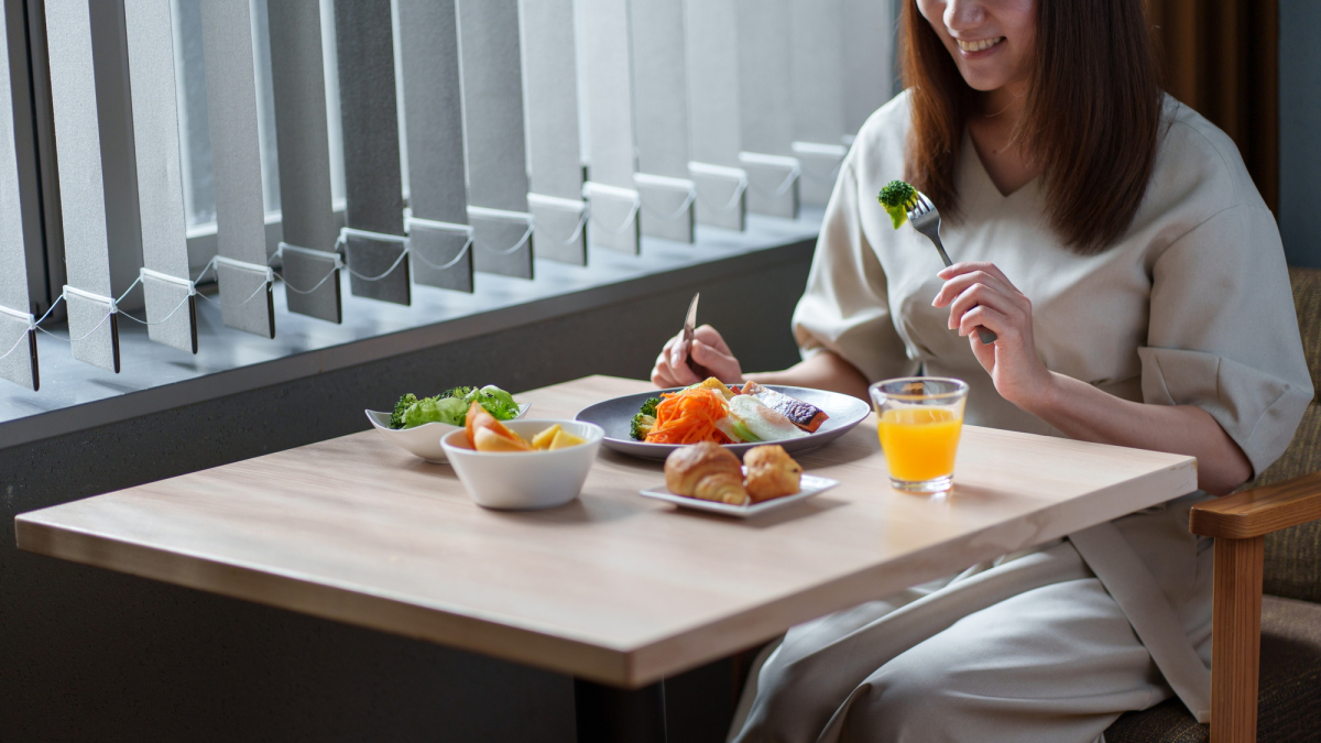 朝食を楽しむ女性の様子