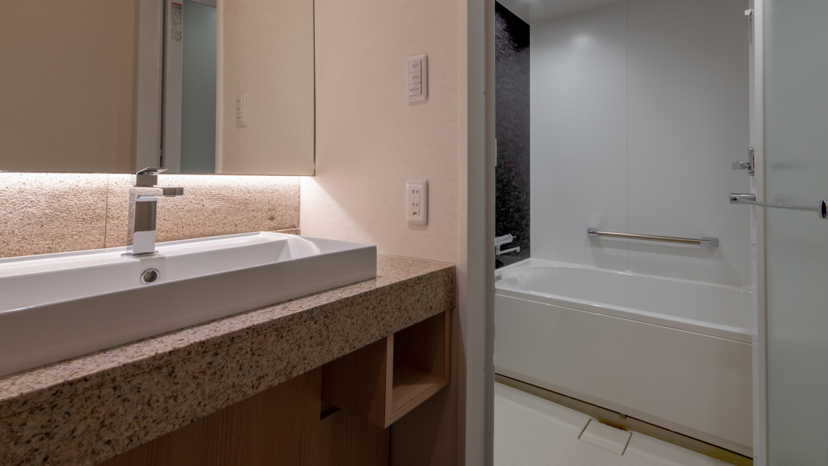Washbasin and bathroom of Deluxe twin room(with table and chairs)
