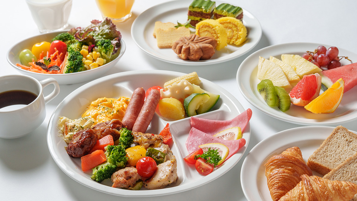 ビュッフェの洋食メニューを並べたプレート