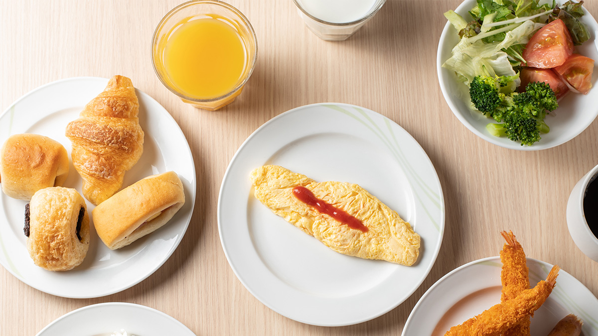 オムレツ、パン、サラダなどのビュッフェメニュー