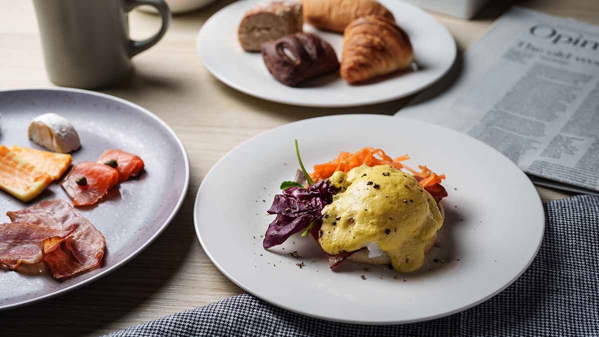 에그 베네딕트나 빵, 베이컨 등