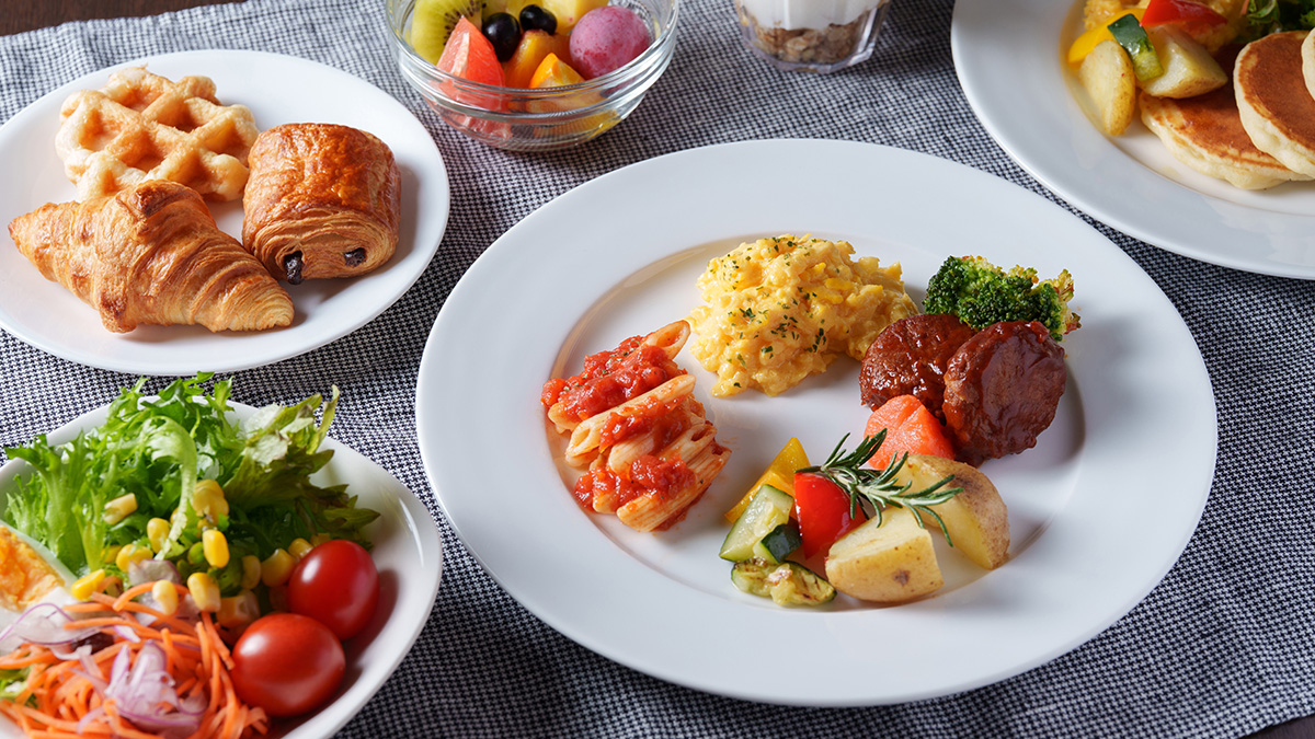 Western-style dishes such as scrambled eggs, bread, and hamburger steaks