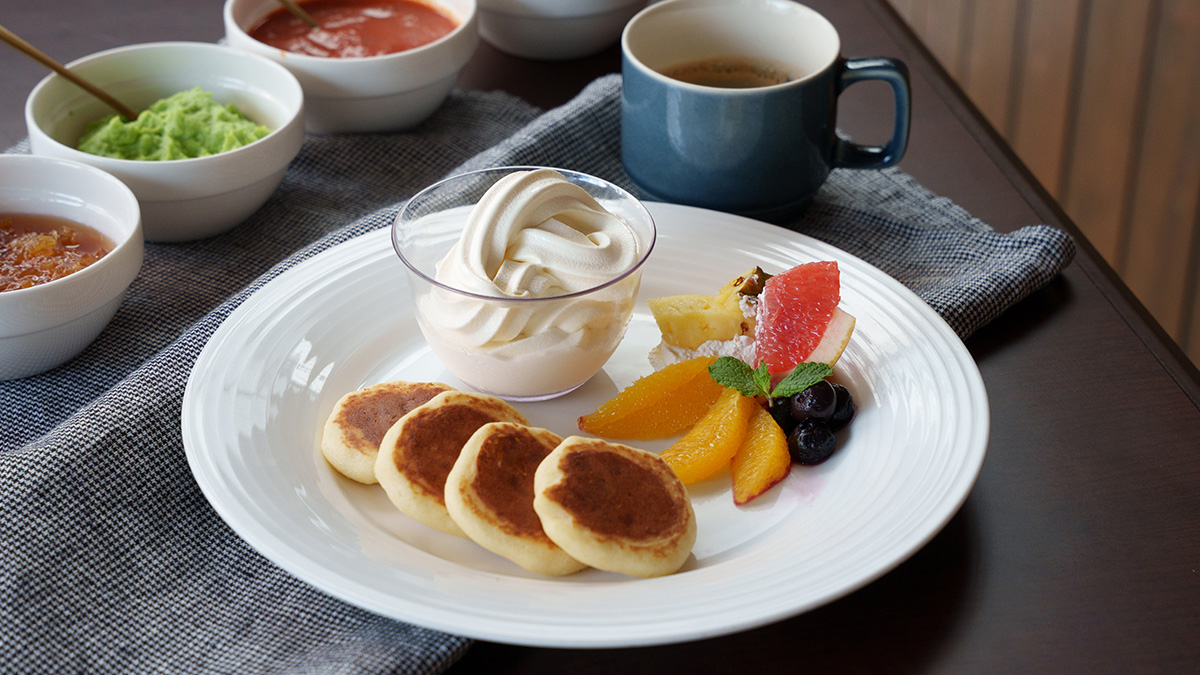 お皿に盛り付けたパンケーキとソフトクリーム