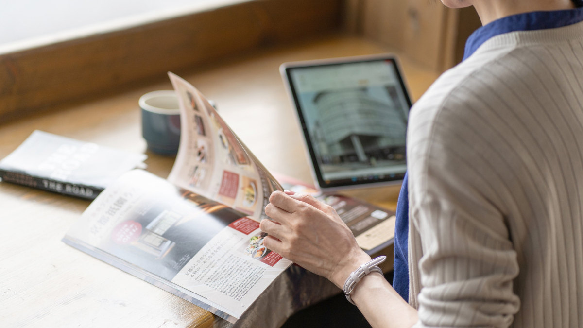 카운터석에서 잡지를 읽는 여성