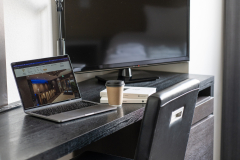 单人（半双人）房间／电视和笔记本电脑放在桌子上