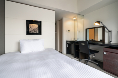 单人（半双人）房间／床和桌子