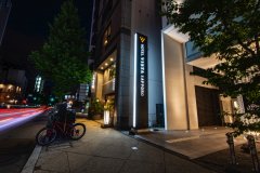 晚上的酒店入口和城市景观