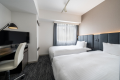 经济双床房／通过入口门看到的房间