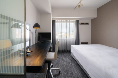 经济双人房间／通过入口门看到的房间内部