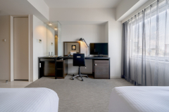 双人房／从床上看书桌