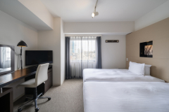 好莱坞双床房／通过入口门看到的房间