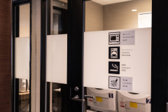 设有自动售货机等的房间