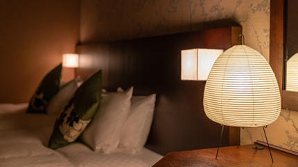 Photo of the lighting in a Japanese-Western style guest room         ChatGPT に質問する
