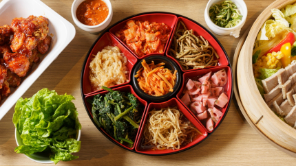 ビュッフェ台に並んだ韓国料理プレートの写真