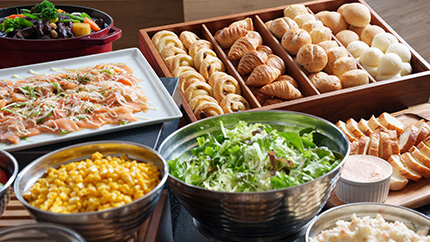 The spread of salad and bread alongside fresh carpaccio