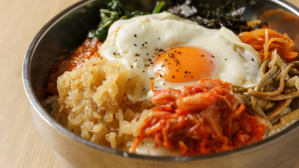 お手製ビビンバに目玉焼きを盛り付けた韓国料理のクローズアップ写真