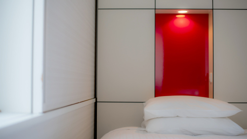 白を基調に赤のインテリアが差し込まれたスタイリッシュタイプの客室